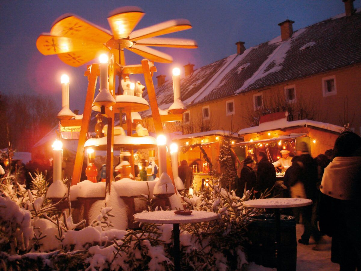 Wiesengrund Weihnachtsmarkt Pyramide